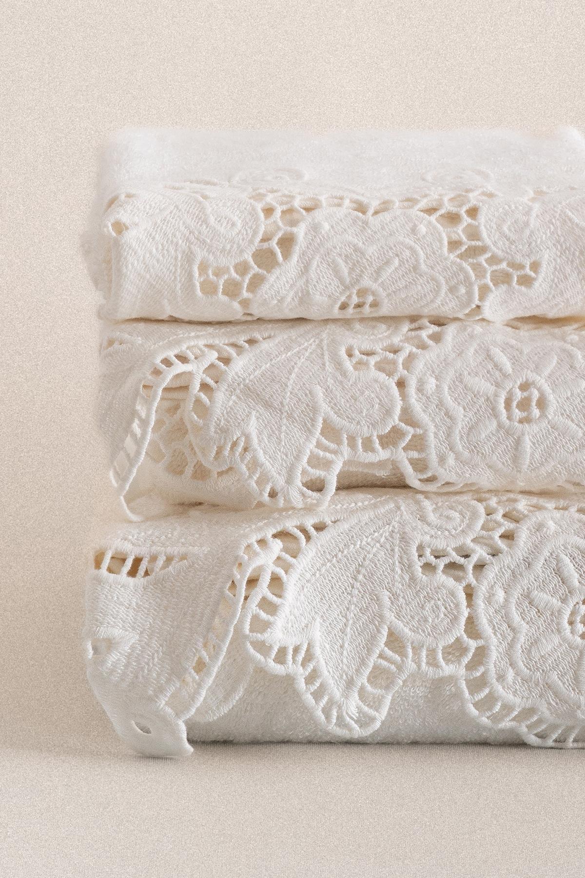 Cream-colored cotton towel with lace detail, 50x90 cm, elegant bath towel