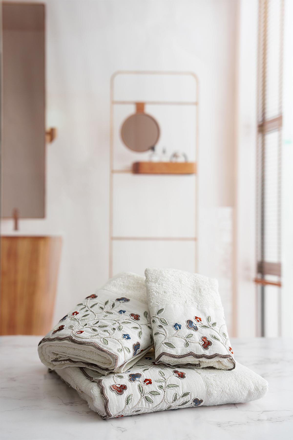 Livano Colorful Flower Embroidered Bath Towel (90 x 150 cm)