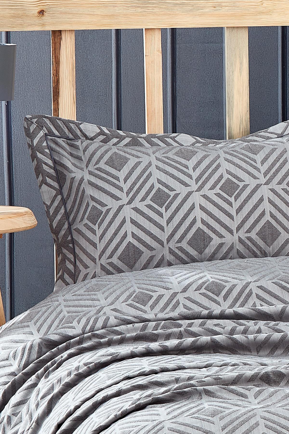 Gray geometric patterned jacquard double bedspread and pillowcase set