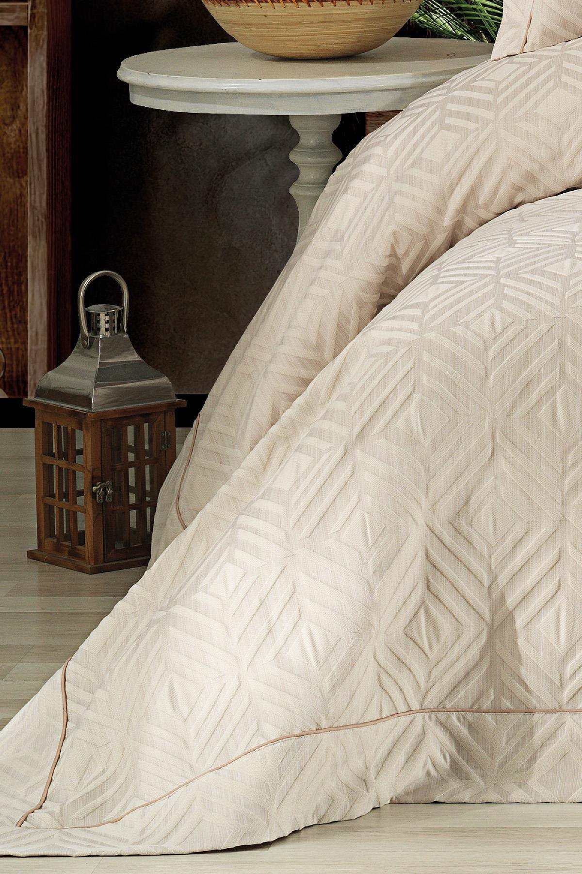 Beige, double-size jacquard bedspread with geometric pattern, modern and stylish design