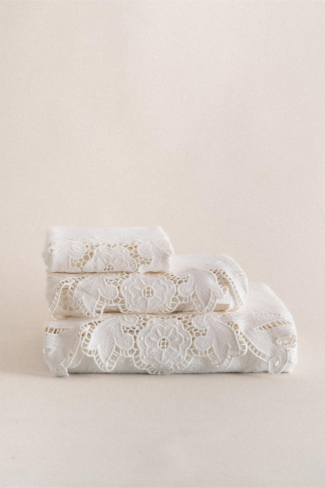Cream-colored lace-embroidered towel set, stacked, 50x90 cm dimensions
