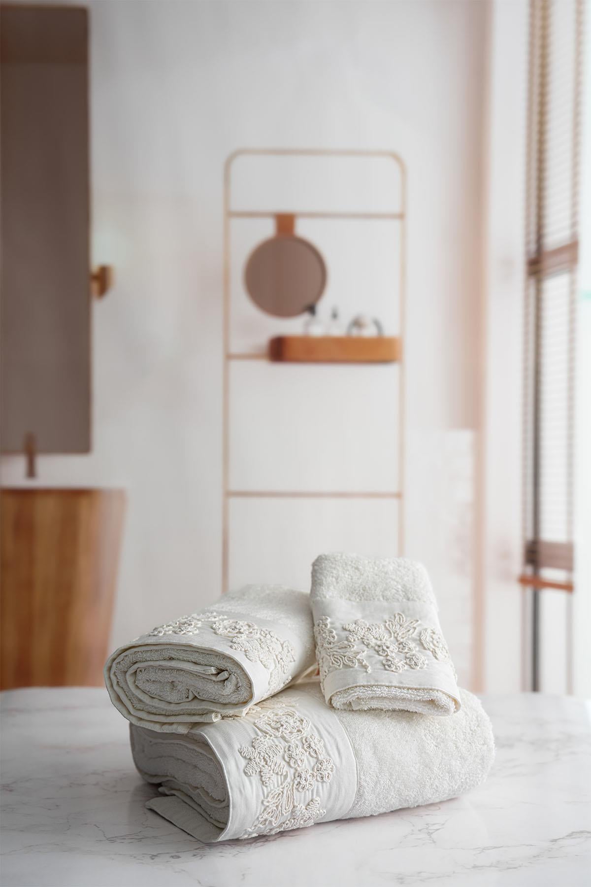 Madeira 3D Knitted Flower Embroidered Bath Towel (90 x 150 cm)