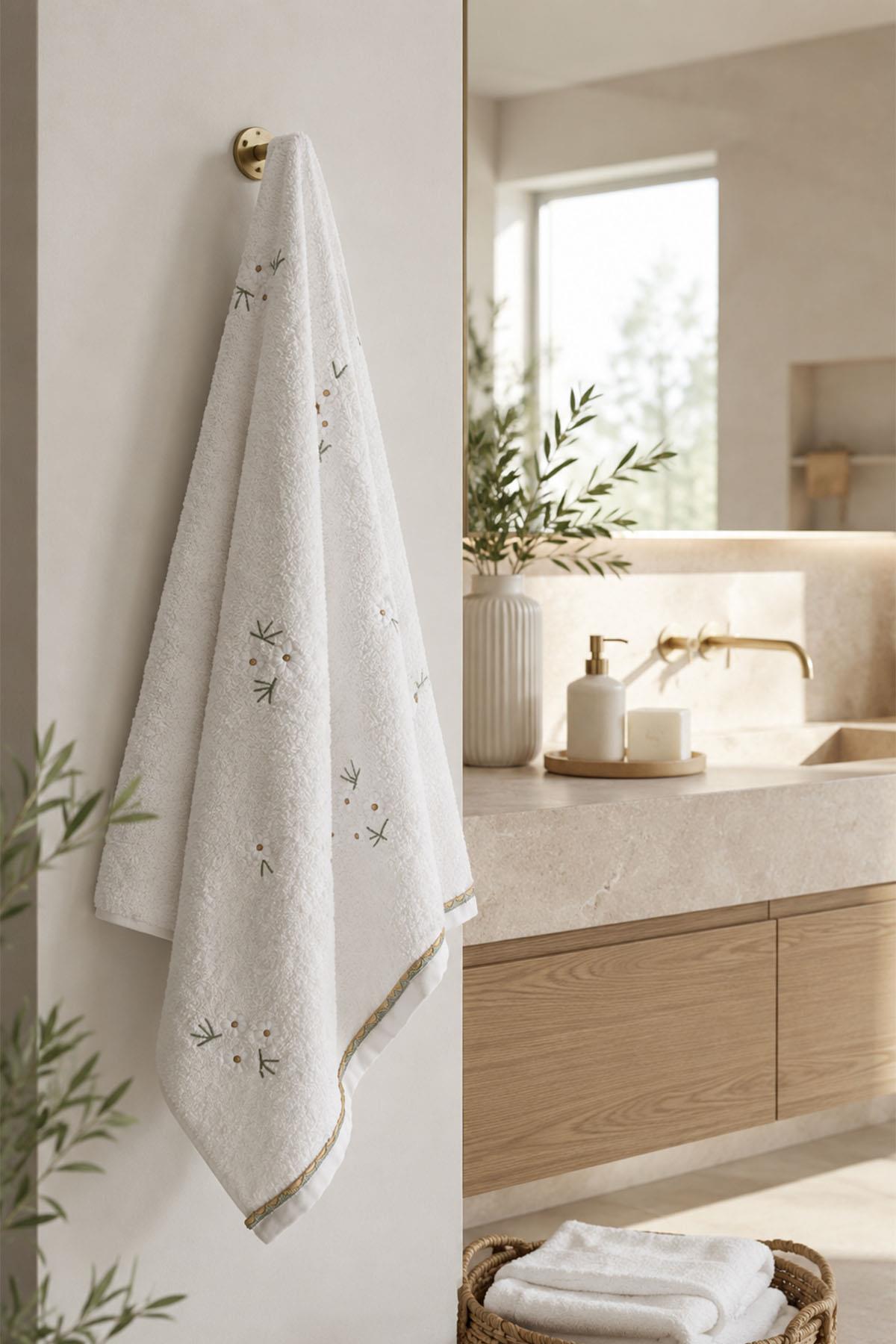 Nadia Daisy Embroidered Bath Towel (90 x 150 cm)