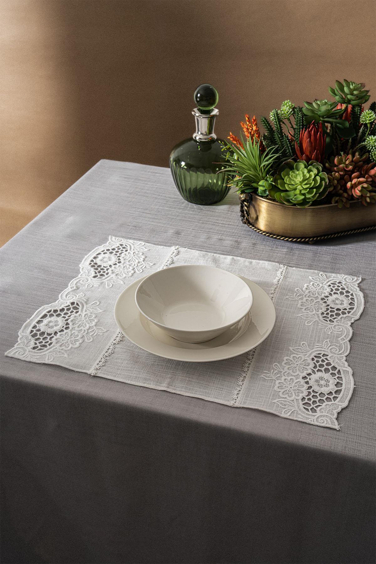 Puerta Floral Embroidered Stain-Resistant Placemat (35 x 50 cm)