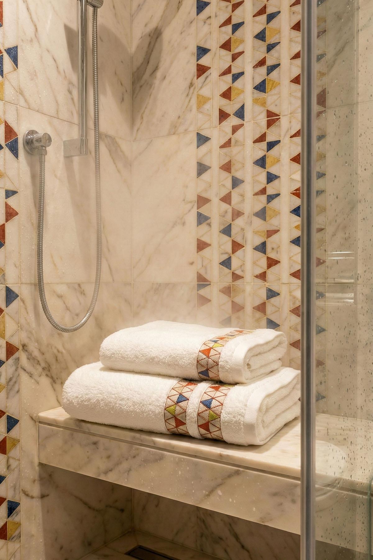 Tria Tile Pattern Hand Towel (30 x 50 cm)